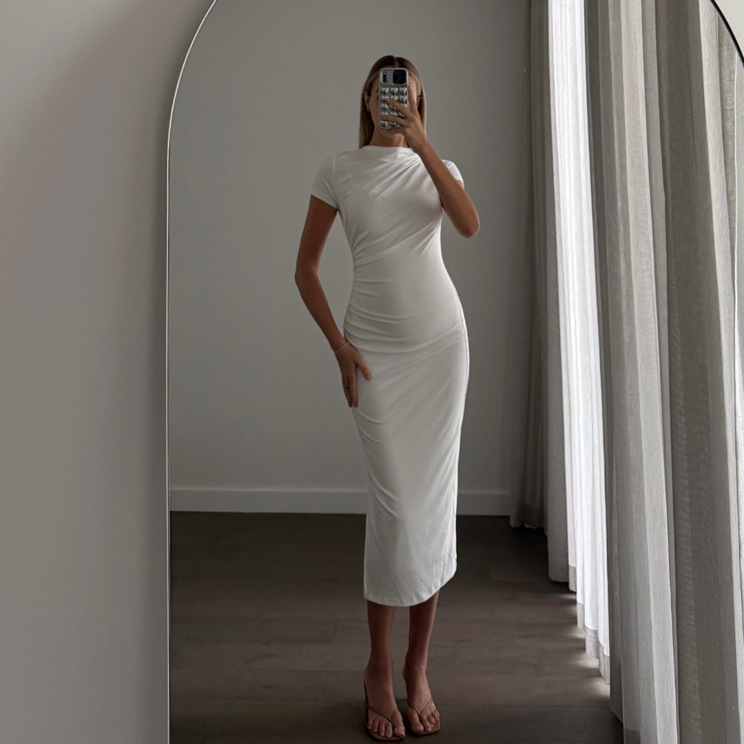 Matea BEYLA dress in baby yellow — fitted ruched midi with short sleeves, worn by a model six months pregnant, showing the dress's stretch and fit.